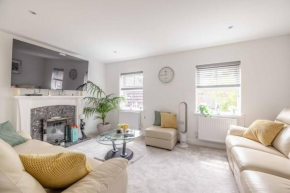Stylish 3-Bed House in Langley, Driveway Parking!